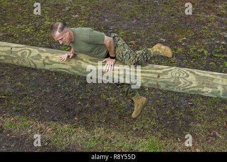 Us Marine Corps Colonel Chandler S. Seagraves, kommandierender Offizier, Sitz und Unterstützung Bataillon, Marine Corps Base Camp Lejeune, springt über ein Hindernis bei der Cup ist eine vierteljährliche Commander, Stein Bay Bereich Komplexe, Camp Lejeune, Feb 23, 2017. Der Commander Cup wird vierteljährlich statt Kameradschaft und Zusammenhalt aufzubauen. Stockfoto