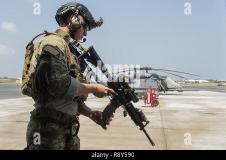 Eine pararescueman von der 82nd Expeditionary Rescue Squadron bereitet sich auf einem Übungsflug März 2, 2017, um Lager Lemonnier, Djibouti. Während des Fluges werden pararescuemen schnell geübt - Seil und Abseilen Verfahren von einer HH-60 Pavehawk. Der 82nd ERQS sind Teil der 449th Air Expeditionary Gruppe Personal Task Force "Einziehung", wo Sie kontinuierliche Personal recovery Tätigkeiten ausüben, damit die regionalen Akteure gewalttätigen extremistischen Organisationen in Ostafrika und auf der Arabischen Halbinsel zu neutralisieren, um United States Interessen zu verteidigen und zu schützen. Stockfoto