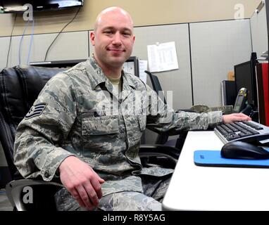 Staff Sgt. Michael Bohne, ein Wissen, Operations Manager in die 134 Commuications Flug führt seine Aufgaben während einer betrieblichen Ausbildung Versammlung bei McGhee Tyson Tennessee Air National Guard base März 3, 2017. Bean, auch ein Patrol Officer mit Abteilung der Tennessee Carter County Sherriff, gespeichert ein behinderter Mann aus einem brennenden Haus während auf Aufgabe 9, 2017 mit der Unterstützung von seinem patrouille Partner. Stockfoto