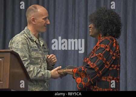 Oberst Ryan Samuelson, 92nd Air Refuelling Wing Commander, vielen Dank Stephanie Nobles-Beans, Koordinator für Vielfalt, Gerechtigkeit und Integration für Campus Ministerien auf Whitworth Universität, für ihren Beitrag zur nationalen Black History Month Mittagessen Feb.23, 2017, bei Fairchild Air Force Base, Washington. Nobles-Beans sprach über die Bedeutung der Vermittlung von Selbstvertrauen und Wissen der unendlichen Möglichkeiten in die Bildung und die Jugend von heute. Stockfoto