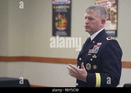 Generalmajor Joseph S. Harrington, Kommandierender General der US-Armee Afrika, gibt Erläuterungen während der Afrikanische Alumni-Symposium (AAS) bei der US-Armee Erbe und Bildungszentrum Am 6. März 2017. AAS 17 erleichtert den Dialog und die Beziehungen, die die Interoperabilität unter afrikanischen regionalen und internationalen Sicherheitskräfte zu gewalttätigen extremistischen Organisationen (VEOs) über die Grenzen hinweg bekämpfen. Internationale militärische Zusammenarbeit stärkt die regionale - und letztlich globale - Frieden und Sicherheit. Stockfoto