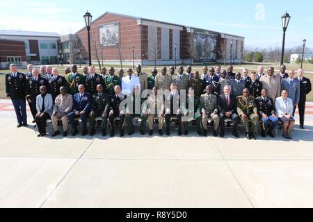 Die Teilnehmer der Afrikanischen Alumni-Symposium (AAS) posieren für ein Gruppenfoto auf der US-Armee Erbe und Education Center in Carlisle, Pa, 7. März 2017. AAS 17 erleichtert den Dialog und die Beziehungen, die die Interoperabilität unter afrikanischen regionalen und internationalen Sicherheitskräfte zu gewalttätigen extremistischen Organisationen (VEOs) über die Grenzen hinweg bekämpfen. Internationale militärische Zusammenarbeit stärkt die regionale - und letztlich globale - Frieden und Sicherheit. Stockfoto