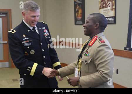 Generalmajor Joseph S. Harrington, Kommandierender General der US-Armee Afrika und Gen. Griffin Spoon-Phiri, Chef der Verteidigung für Malawi, begrüßen sich während der Afrikanische Alumni-Symposium (AAS) bei der US-Armee Erbe und Education Center in Carlise, Pa, 6. März 2017. AAS 17 erleichtert den Dialog und die Beziehungen, die die Interoperabilität unter afrikanischen regionalen und internationalen Sicherheitskräfte zu gewalttätigen extremistischen Organisationen (VEOs) über die Grenzen hinweg bekämpfen. Internationale militärische Zusammenarbeit stärkt die regionale - und letztlich globale - Frieden und Sicherheit. Stockfoto