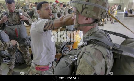 Staff Sgt, José Marrero, Rädern, Mechaniker, Fallschirmjäger und springen Master für die Zentrale und Hauptverwaltung Battalion, 82nd Airborne Division, führt einen Sprung master Personal überprüfung auf der Fallschirmjäger in Pack drei Schuppen an der Grünen Rampe auf Papst Army in Fort Bragg, NC, 28.02.2017. Marrero sagte, daß die beste Teil seines Jobs führt, Soldaten und die Ausbildung von Soldaten; er liebt, was er tut, und das ist der Grund, warum Er dient Stockfoto