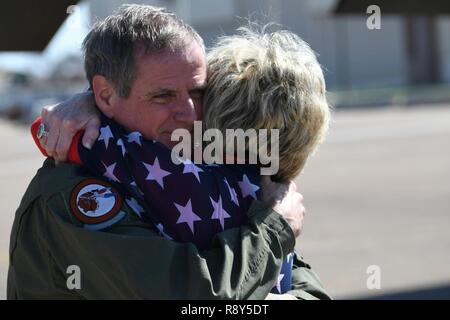 Us Air Force Oberstleutnant Steve Smith umarmt seine Frau, Jayne, nach der Rückkehr von einer Trainingsmission in Barksdale Air Force, La., 3. März 2017. Während der Mission, Smith übertroffen 10.000 Flugstunden Stunden im B-52 Stratofortress. Er ist ein Veteran der 1.800 Missionen und mehrere bekämpfen Bereitstellungen. Stockfoto