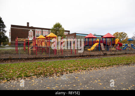 Verlassen der Schule und Schulhof, Flint, Michigan, USA, von James D Coppinger/Dembinsky Foto Assoc Stockfoto