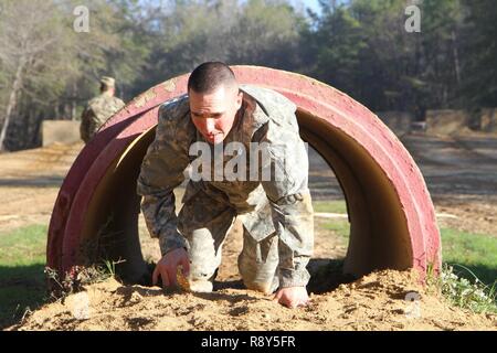 3. Medizinischen Kommando Einsatzunterstützung 2017 Noncommissioned Officer besten Krieger, Corporal Carlo DelDonno ein combat Medic von der 804th Medical Brigade in Devens finden Kräfte, Massachusetts verhandelt ein Hindernis bei der gemeinsamen Division besten Krieger Wettbewerb in Fort Benning, Georgia. Stockfoto