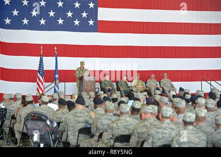 Generalmajor Glenn H. Curtis, Adjutant General der Louisiana National Guard, spricht mit der Bereitstellung von Fliegern aus 159 der Louisiana Air National Guard Fighter Wing und Familie Mitglieder während einer Bereitstellung Zeremonie am Naval Air Station - gemeinsame Reserve Base, New Orleans, Louisiana, USA, 4. März 2017. Rund 300 Piloten und 12 F-15 Eagle Flugzeuge werden nach Europa bereitstellen, das Engagement der USA für die Sicherheit und Stabilität der Region fortzusetzen. Stockfoto