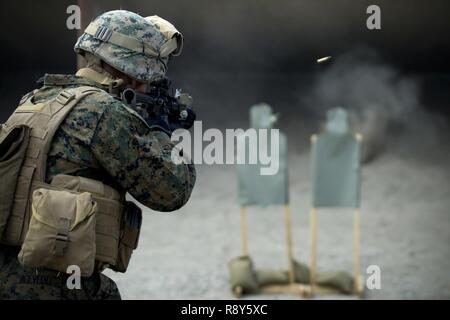 Us Marine Corps Lance Cpl. Joshua Acevedo, ein Rifleman, Brände, die auf einer engen Viertel Schießstand an Somagahara, Japan, 7. März 2017. Wald Licht soll die Bereitschaft und die Interoperabilität von Japan Masse Verteidigung-kraft und freuen uns pflegen - eingesetzt US Marine Corps forces eine effektive und schnelle Antwort auf jeden Fall in der Region zu gewährleisten. Acevedo, von Kissimmee, Florida, ist die Firma G, 2., 3. Marine Regiment, 3rd Marine Division, III Marine Expeditionary Force zugewiesen. Stockfoto