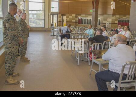 Us Marine Corps Oberstleutnant Gary J. Spinelli, Mitte-links, Direktor, Marine Corps Food Service und Unterhalt Programm, kündigt abschließende Gedanken der Richter auf die Anlage als Ganzes, für das Personal der 31 Bereich Mess Hall in Camp Pendleton, Kalifornien, 7. März 2017. Das William Pendleton Thomas Hill Wettbewerb statt, die beste Messe in der Marine Corps zu beurteilen. Stockfoto