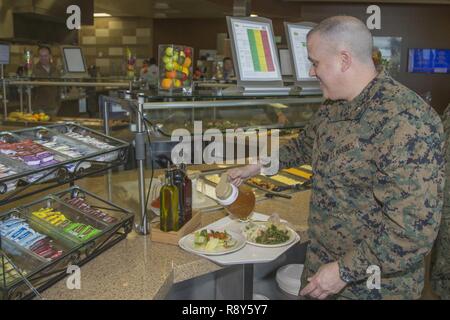 Us Marine Corps Oberstleutnant Gary J. Spinelli, Direktor, Marine Corps Food Service und Unterhalt Programm an, bereitet eine Platte zum Abschluss seiner Beurteilung für die William Pendleton Thompson (W.P.T.) Hill Konkurrenz an den 31 Bereich Mess Hall in Camp Pendleton, Kalifornien, 7. März 2017. Die W.P.T. Hill Wettbewerb statt, die beste Messe in der Marine Corps zu beurteilen. Stockfoto