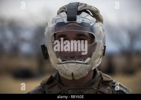 Us Marine Corps Sgt. Billy Elliott lächelt während martial arts Training als Teil der Übung Wald Licht bei Somagahara, Japan, 7. März 2017. Wald Licht soll die Bereitschaft und die Interoperabilität der japanischen Boden Selbstverteidigungsstreitkräfte zu pflegen und eingesetzten US-Marines eine effektive und schnelle Antwort auf jeden Fall in der Region zu gewährleisten. Elliott ist ein rifleman mit Unternehmen G, 2 Bataillon, 3 Marines. Stockfoto