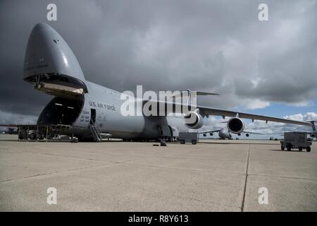 Ein C-5 M Super Galaxie, zu der 22 Airlift Squadron bei Travis Air Force Base, Kalifornien zugewiesen, sitzt auf der Rampe vor einem Flug nach Yokota Air Base, Japan für das, was die als PAC-Mission, 4. März 2017 bekannt. Da die C-5 M Aufsteigen, das Flugzeug ist in der Lage, ohne die Notwendigkeit, betankt werden, oder ein Stop in Hawaii oder Alaska direkt zu Yokota AB zu fliegen. Stockfoto