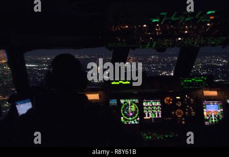 Kapitän Scott Robinson, Links, und Kapitän Brett Boudreaux, beide Piloten zur 22 Airlift Squadron zugeordnet, bereiten Sie ein C-5 M Super Galaxy Flugzeug am Yokota Air Base, Japan, 5. März 2017 zu landen. Die C-5 M 70.000 Pfund Ladung geliefert und sieben Passagiere Space-Available Reisen während der Pazifik-Mission. Stockfoto