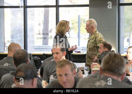 TAMPA, Fla. (27. Februar 2017) Sekretär der Air Force (kommissarisch) Lisa Disbrow spricht mit General Raymond A. Thomas III, Commander, U.S. Special Operations Command vor Beginn der Ussocom's 2017 DOD Krieger Spiele tryouts gehalten an der MacDill Air Force Base, Fla., Nov. 27, 2017. Das ussocom Krieger Care Programm (Koalition) militärische adaptive Sports unterstützt sowohl in der körperlichen und geistigen Prozess, der die Gesundheit und das Wohlergehen der Verwundete, Kranke oder verletzte Special Operations Forces zu verbessern, die durch adaptive Team Sport und Aktivitäten. USSOCOM wird seine Mannschaft wählen, während der Stockfoto