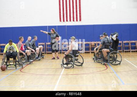 TAMPA, Fla. (01. März 2017) Athleten aus militärischen adaptive Sport Programm arbeiten US Special Operations Command's auf Sitzen basketball Techniken mit einem Trainer während des USSOCOM 2017 DOD Krieger Spiele tryouts bei MacDill Air Force Base, Fla., Jan. 01, 2017 statt. Das ussocom Krieger Care Programm (Koalition) militärische adaptive Sports unterstützt sowohl in der körperlichen und geistigen Prozess, der die Gesundheit und das Wohlergehen der Verwundete, Kranke oder verletzte Special Operations Forces zu verbessern, die durch adaptive Team Sport und Aktivitäten. USSOCOM wird seine Mannschaft wählen, während der jährlichen Alle - Sport Trai Stockfoto