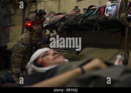 Us Air Force Tech. Sgt. Renee Snavely, 1 Special Operations Support Squadron unabhängige Pflicht, Medizintechnik, Hosenträger ihre Patienten für die Landung während Emerald Krieger 17 in Eglin, Fla., 6. März 2017. Emerald Krieger ist ein US Special Operations Command Übung während der Joint Special Operations Forces Zug zu verschiedenen Bedrohungen im gesamten Spektrum der Konflikt zu reagieren. Stockfoto