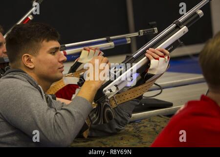 Us Marine Corps Sgt. Aaron Phillips lädt ein Luftgewehr während einer 2017 Marine Corps Studien schießen Praxis in der Marine Corps Base Camp Pendleton, Calif., 7. März 2017. Das Marine Corps Studien fördert die Genesung und Rehabilitation durch adaptive sport Teilnahme und entwickelt die Kameradschaft unter Wiederherstellung-Mitglieder (RSMs) und Veteranen. Es ist eine Gelegenheit für RSMs ihre Leistungen zu zeigen und dienen als der primäre Ort Marine Corps die Teilnehmer für das DoD Krieger Spiele zu wählen. Stockfoto