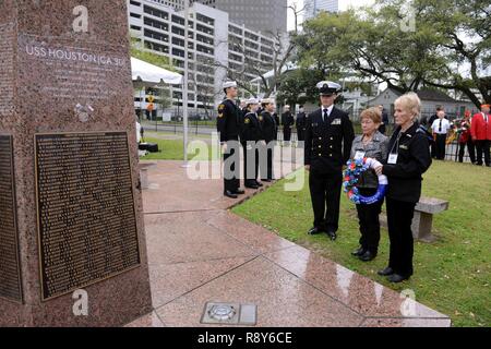 HOUSTON (4. März 2017) Frau Silvia Brooks, Mitte, Witwe des USS Houston (CA 30) survivor Howard Brooks, und Frau Donna Mae Flynn, Ehefrau von Houston survivor David Flynn, legen einen Kranz am Denkmal aus Granit in Sam Houston Park gewidmet, die sich auf das Schiff und Seeleute während der 75. Jahrestag des Untergangs des Schiffes. Stockfoto