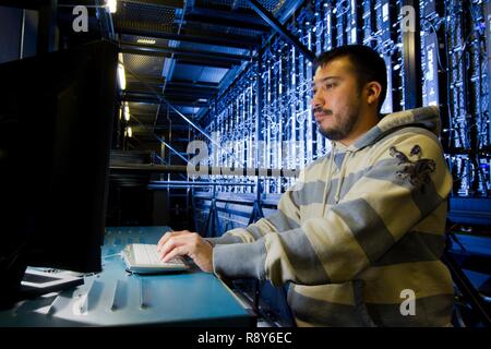 NORCO, Calif (3. März 2017) Henry Varela, Bereich Systems Engineering Abteilung Telekommunikation Engineering Division (RS 10) Projektleitung, arbeitet an der Klemme hinter neuen 180-panel LED-Bildschirm in gemeinsamen Kriegsführung Bewertung Labor an der Naval Surface Warfare Center (NSWC), Corona Division. Den aktualisierten Bildschirm ersetzt eine veraltete 12-der-Projektionssystem. Stockfoto