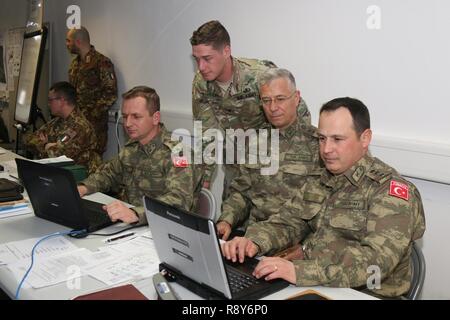 Grafenwöhr, Deutschland (3. März 2017) - die Ausbilder von der Artillerie Schule in Ankara, Türkei, zeigt ein 82Nd Airborne Division Artillery artilleristen die Türkische Artillerie system In taktischen Operationen des Litauischen Artillerie Bataillons hier entfernt. Dynamische Vordere II ist eine artillerie Bedienbarkeit Übung an der 7th Army Training Befehl Grafenwöhr Training Area, Deutschland, 24.02.26. bis 10. März 2017. Stockfoto