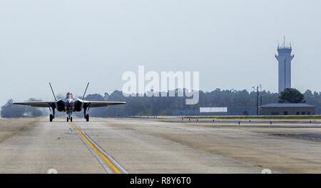 Eine F-35C Lightning II Taxi in der Flight Line Feb.27 von der Strike Fighter Squadron 101 an Eglin Air Force Base, Fla. Die F-35 C Variante ist ein carrier-fähige low-wahrnehmbare multi-role Fighter Aircraft, die unübertroffene Airborne macht Projektion vom Meer zur Verfügung zu stellen. Joint Strike Fighter der Marine trägt strukturelle Änderungen von den anderen Varianten, die durch die erhöhte Ausfallsicherheit für Carrier Operationen erforderlich machte. Stockfoto