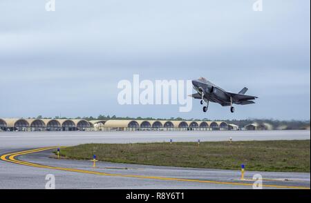 Ein 33Rd Fighter Wing F-35A ab Feb.27 Einsätze über 724 Quadratkilometer erstreckt und 120.000 Meilen über Wasser Luftraum an Eglin Air Force Base, Fla. Die F-35 ist die meisten fortschrittlichen multi-role Fighter unerreichte Fähigkeiten zu militärischen Kräfte auf der ganzen Welt. Stockfoto