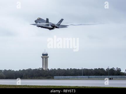 Ein 33Rd Fighter Wing F-35A ab Feb.27 Einsätze in Eglin Air Force Base, Fla. Mit herkömmlichen Start und Landung zu leiten, die F-35 ein für traditionelle Air Force Basen gebaut wird. Die F-35 A ist eine flexible, vielseitige und leistungsstarke, 9g-fähigen multirole Fighter, das stealth, Sensor Fusion, und beispiellosen Situationsbewusstsein. Der 33 Fighter Wing ist ein Absolvent fliegen und Wartung Schulung Flügel für die F-35 Lightning II. Stockfoto