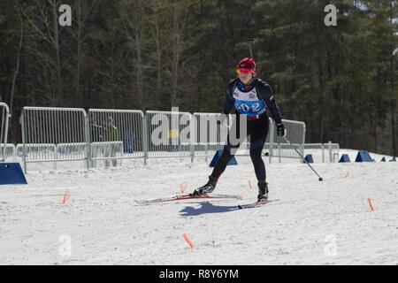 Us Army 1st Lieutenant Lauren Weber, mit dem Ohio National Guard, konkurriert im Sprintrennen in Camp Ethan Allen Training Website, Jericho, Vt, 5. März 2017. Rund 120 Athleten aus 23 verschiedenen Staaten beteiligen sich an den 2017 Chief National Guard Bureau Biathlon Meisterschaft. Stockfoto