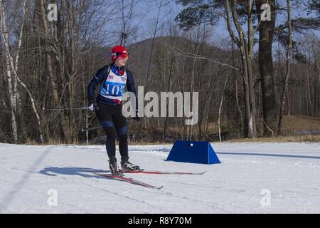 Us Army 1st Lieutenant Lauren Weber, mit dem Ohio National Guard, konkurriert im Verfolgungsrennen im Camp Ethan Allen Training Website, Jericho, Vt, 6. März 2017. Rund 120 Athleten aus 23 verschiedenen Staaten beteiligen sich an den 2017 Chief National Guard Bureau Biathlon Meisterschaft. Stockfoto