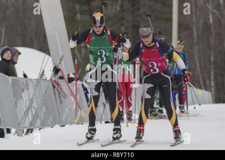 Us-Armee Oberstleutnant Paul Peterson, Minnesota National Guard, Tags in Sgt. 1. Klasse Frank Gangi während der staffellauf am Lager Ethan Allen Training Website, Jericho, Vt, 7. März 2017. Rund 120 Athleten aus 23 verschiedenen Staaten beteiligen sich an den 2017 Chief National Guard Bureau Biathlon Meisterschaft. Stockfoto