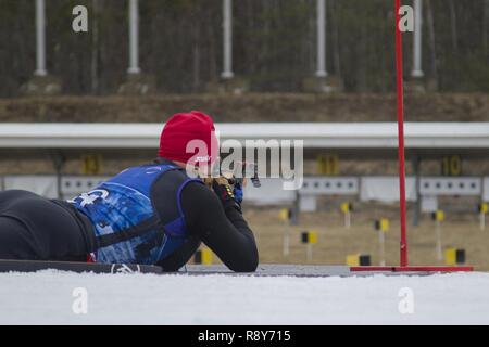 Us Army 1st Lieutenant Shane Mundt, Montana National Guard, konkurriert im Staffellauf am Lager Ethan Allen Training Website, Jericho, Vt, 7. März 2017. Rund 120 Athleten aus 23 verschiedenen Staaten beteiligen sich an den 2017 Chief National Guard Bureau Biathlon Meisterschaft. Stockfoto