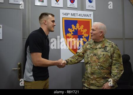 Die Kentucky Direktor des Gemeinsamen Personal Brig. Gen. Benjamin Adams III, Rechts, stellt Personal Sgt. Daniel Dornbusch, der Sergeant für die 149 militärische Engagement der Mannschaft, mit einer Münze für seine ausgezeichnete Arbeit bei der Einrichtung der Mannschaft aus logistischen Erfolg. Stockfoto