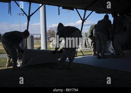 Food Service Flieger von der 512th Memorial Angelegenheiten Squadron sichern ein Zelt im Wettbewerb um die 2017 John L. Hennessy Award in Dover Air Force Base, Del, 3. März 2017. Die hennessy Auszeichnung würdigt hervorragende Leistung bei foodservices über mehrere militärische Niederlassungen. Stockfoto