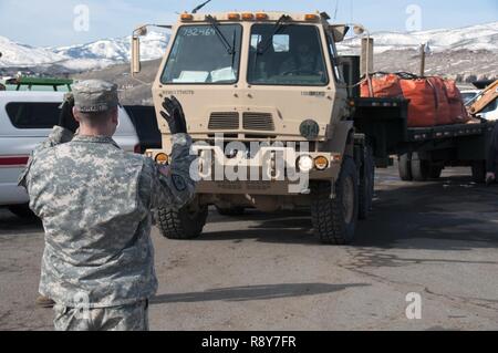 Sgt. Chase Howard, 1859Th Transportation Company, Nevada Army National Guard, Masse führt ein M1088 Light Medium tactical Vehicle in Nord Reno Mittwoch, 8. März 2017. Das Gerät verwendet zwei Dieser taktische Fahrzeuge 10.000 gefüllte Sandsäcke zu einem Staging Area zu transportieren für Menschen bedroht, die durch die Flut in Lemmon Valley, ein Stadtviertel nördlich von Reno. Mehr als ein Dutzend Häuser sind überflutet und über 320 bedroht sind als eine Zeit der Stürme in der Nähe Schwanensee übergelaufen. Mit mehr Sturm und Schnee von der Sierra Nevada Bereich schmelzen und nirgendwo für das Wasser zu fließen, die Nevada Abteilung Stockfoto