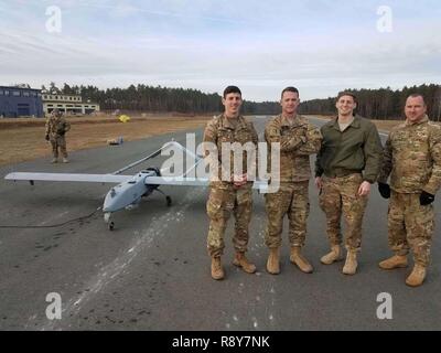 RQ-7B Shadow unmanned aerial system Betreiber von Unternehmen D, Feuerwehr 588th Engineer Battalion und Feuer unterstützen und Targeting Soldaten vom 1. Battalion, 66th Panzer Regiment, beide Einheiten der 3. Gepanzerten Brigade Combat Team, 4 Infanterie Division, stehend mit erste Schatten der Feuerwehr gestartet in Europa bei Grafenwöhr Training Area, Deutschland, 3. März 2017. Die D Co. UAS platoon ist die Integration ihrer Fähigkeiten mit 1 Mrd. bis für große multinationale Übungen für dieses Frühjahr geplant als Teil der Atlantischen lösen. Stockfoto