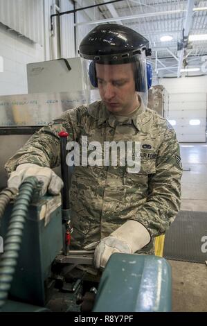 Älterer Flieger Daniel Moore, 5 Maintenance Squadron hydraulik Facharbeiter, schneidet eine Teflon Schlauch am Minot Air Force Base, N.D., Jan. 23, 2017. Die pneudraulics Shop ist verantwortlich für die Inspektion und Wartung der Minot AFB B-52 H Stratofortresses 'hydraulische Systeme. Stockfoto