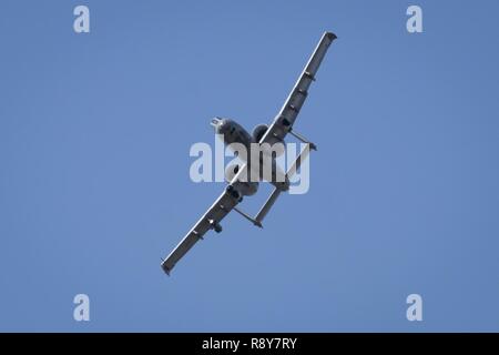 Ein US Air Force A-10 Thunderbolt II von 104. Der Maryland Air National Guard Fighter Squadron bietet Close Air Support während einer Übung am Warren Grove Gunnery Range, N.J., 8. März 2017. Stockfoto