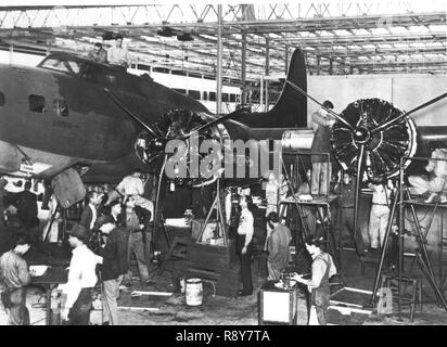 Eine Boeing B-17 Flying Fortress erleidet schwere Instandhaltung an der Oklahoma City Air Depot in diesem undatierten Foto von 1942. B-17 s Norden bombsight Upgrades in der Einrichtung erhalten. Stockfoto
