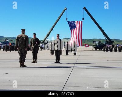 Sgt. Maj. Michael Pritchard, Links, die ausgehende Sergeant Major der Marine Aircraft Group (MAG) 39, bereitet die noncommissioned officer Schwert gehen, Sgt. Maj. Tschad Butts, die eingehenden Sergeant Major von MAG-39, während eine Erleichterung und Termin Zeremonie an der Marine Corps Air Station Camp Pendleton, Calif., März 6. Pritchard war die treibende Kraft hinter dem MAG-39 von Corporal Kurs während seiner Zeit mit der Gruppe. Stockfoto