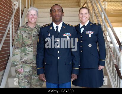 Generalmajor Maria Link, General der Armee finden Medizinische Befehl, und handeln Cmd. Sgt. Maj. Amy Lugo melden Sie Sgt. Terrelle T. Felder, 7250Th Medizinischer Support Unit, die als Non-Commissioned Officer Sieger an den Befehl ausgewählt wurde - am besten Krieger Wettbewerb für 2017 statt 1-5 März in Fort Benning, Georgia. Die besten Krieger der Wettbewerb würdigt Engagement für die Soldaten der Armee Werte zeigen, die Warrior Ethos verkörpern und die Kraft der Zukunft dar. Stockfoto