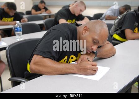 Sgt. 1. Klasse Billy Wilson II, 7303Rd medizinische Schulung Support Bn zugeordnet. in Fort Gordon, Georgien nimmt den schriftlichen Test am 1. März Wilson ist einer von sechs Soldaten der Armee finden Medizinische Befehl, die am 1. März, vorbereitet Im Befehl konkurrieren besten Krieger Wettbewerb für 2017 1-5 März gehalten an das geistige Zentrum des Manövers Kraft - Fort Benning, Georgia. Die besten Krieger der Wettbewerb würdigt Engagement für die Soldaten der Armee Werte zeigen, die Warrior Ethos verkörpern und die Kraft der Zukunft dar. Stockfoto