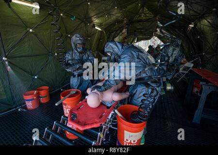 Us-Soldaten in die 231St Chemical Company, Maryland Army National Guard zugeordnet, simulierten Patienten in einer gemeinsamen Übung am Lager Fretterd, Reisterstown, Maryland, 8. März 2017 dekontaminiert werden. Die 231St zusammen mit dem 251 Bereich Medizinische Gesellschaft, South Carolina Army National Guard sind die Beteiligung an einer US-Armee nördlich Validierung Übung, in der Sie die Einrichtung einer vollen medizinischen Bereich und Abschluss der Fehleranalyse an den Unfall. Stockfoto