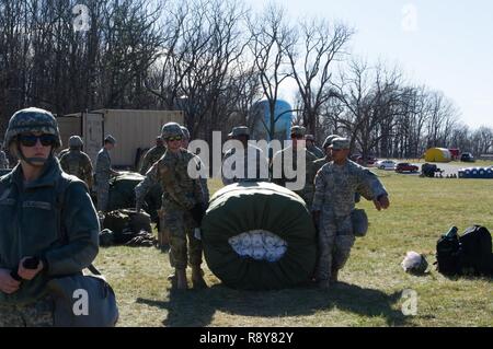 Us-Soldaten der 251. Der Area Support Medical Unternehmen, South Carolina Army National Guard zugeordnet, beginnen Ihre ersten simulierten Patienten, die in einer gemeinsamen Übung am Lager Fretterd, Reisterstown, Maryland, 8. März 2017. Das 251 zusammen mit der 231St Chemieunternehmen von der Maryland Army National Guard sind die Beteiligung an einer US-Armee nördlich Validierung Übung, in der Sie die Einrichtung einer vollen medizinischen Bereich und Abschluss der Fehleranalyse an den Unfall. Stockfoto