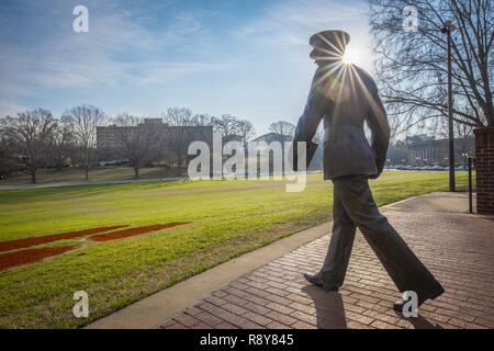 Die Sonne scheint über die Schulter einer Statue mit der Darstellung eines neu - beauftragte US-Offizier in der Armee zu Fuß von der Clemson University Military Heritage Plaza in Richtung seiner zukünftigen militärischen Laufbahn, 1. März 2017. Tausende von Schüler/Kadetten, die Clemson University Reserve Officers' Training Corps Programm abgeschlossen haben, haben ihre ersten begrüßt als Offiziere in der US-Armee während eines 'Silver Dollar Salute' Zeremonie auf der Plaza direkt hinter die hintere Ferse dieser Statue empfangen. Stockfoto