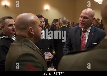 Sgt. Maj. Micheal Barrett (Ret.), rechts, spricht mit Marinesoldaten und Matrosen mit 1St Marine Logistics Group während der 1. MLG Officer und Personal Noncommissioned Officer Chaos Nacht in Camp Pendleton, Kalifornien, 3. März 2017. Barrett, der 17 Sergeant Major des Marine Corps, war der Ehrengast auf das Chaos der Nacht, ein Fall für die Kameradschaft und Esprit de Corps zu fördern. Stockfoto