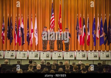 Us-Marines mit 3d Marine Division, 4 Marine Regiment feiern das 4. Marine Regiment 103 Schlacht Farben Umwidmung und Preisverleihung am Camp Schwab, Okinawa, Japan, 9. März 2017. Us-Marines, Matrosen, und Zivilisten in der Zeremonie nahm auf 103 Jahre Leistungen vom 4. Marine Regiment als die "älteste" und der "stolzesten" Regiment in den Korps zu reflektieren. Stockfoto