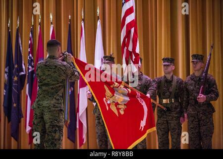 Us Marine mit 3d Marine Division, 4 Marine Regiment legt eine Schlacht Streamer an der Einheit guidon im 4. Marine Regiment 103 Schlacht Farben Umwidmung und Preisverleihung am Camp Schwab, Okinawa, Japan, 9. März 2017. Us-Marines, Matrosen, und Zivilisten in der Zeremonie nahm auf 103 Jahre Leistungen vom 4. Marine Regiment als die "älteste" und der "stolzesten" Regiment in den Korps zu reflektieren. Stockfoto