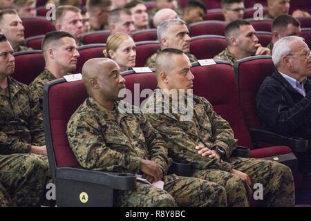 Us-Marines mit 3d Marine Division, 4 Marine Regiment feiern das 4. Marine Regiment 103 Schlacht Farben Umwidmung und Preisverleihung am Camp Schwab, Okinawa, Japan, 9. März 2017. Us-Marines, Matrosen, und Zivilisten in der Zeremonie nahm auf 103 Jahre Leistungen vom 4. Marine Regiment als die "älteste" und der "stolzesten" Regiment in den Korps zu reflektieren. Stockfoto