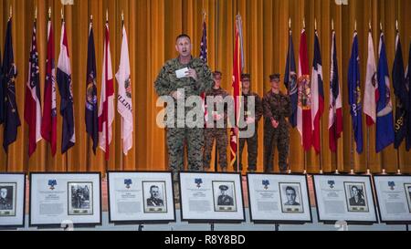 Us Marine Oberst Kevin A. Norton, kommandierender Offizier der 4. Marine Regiment, 3d Marine Division über die Geschichte von Männern und Frauen, die sich mit 4 Marines während des 4. Marine Regiment 103 Schlacht Farben Umwidmung serviert und Preisverleihung am Camp Schwab, Okinawa, Japan, 9. März 2017 spricht. Us-Marines, Matrosen, und Zivilisten in der Zeremonie nahm auf 103 Jahre Leistungen vom 4. Marine Regiment als die "älteste" und der "stolzesten" Regiment in den Korps zu reflektieren. Stockfoto